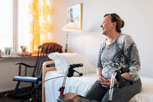 Ikääntynyt nainen kotona